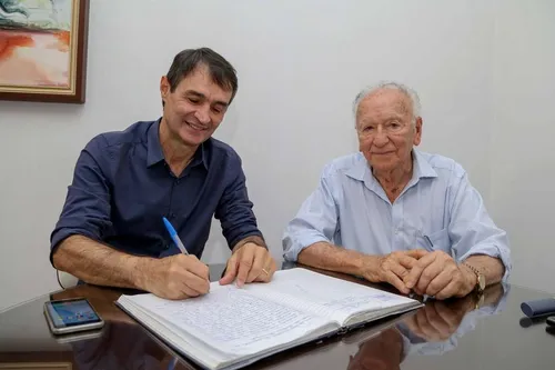 
				
					Romero anuncia licença e Enivaldo vai assumir prefeitura de Campina Grande
				
				