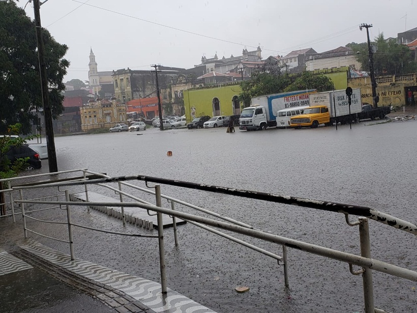 
				
					Chuva intensa causa alagamentos em vários pontos de João Pessoa
				
				