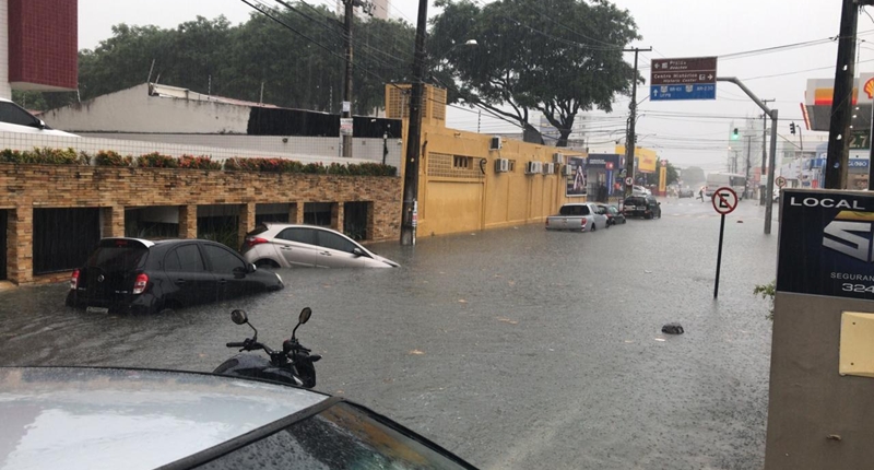 
				
					Chuva intensa causa alagamentos em vários pontos de João Pessoa
				
				