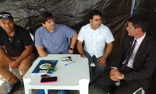 
                                        
                                            Com Câmara fechada, vereadores de CG trabalham em tendas em frente ao prédio
                                        
                                        