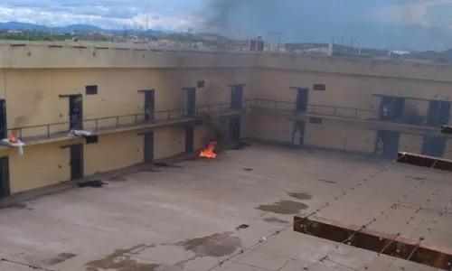 
                                        
                                            Detentos ateiam fogo em colchões durante princípio de rebelião em presídio de Patos
                                        
                                        