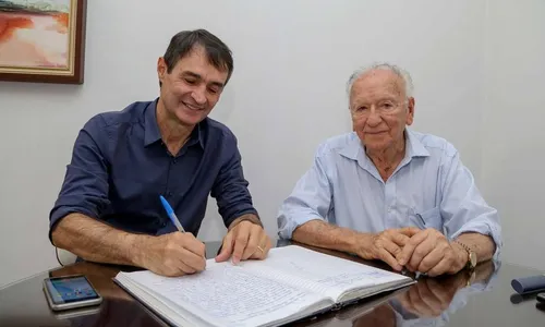 
                                        
                                            Romero anuncia licença e Enivaldo vai assumir prefeitura de Campina Grande
                                        
                                        