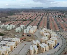 Com presença de Bolsonaro, 4,1 mil residências do Aluízio Campos são entregues a moradores em CG