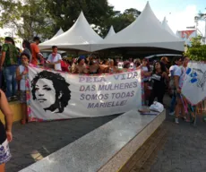 'Bloco das Mulheres' faz protesto pelas ruas centrais de Campina Grande