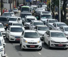 Taxistas e motoristas do transporte escolar protestam no Centro de João Pessoa