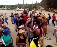 Indígenas interditam trecho da BR-101 durante protesto