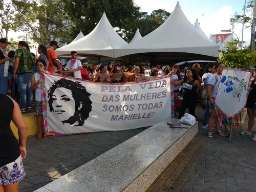 
				
					'Bloco das Mulheres' faz protesto pelas ruas centrais de Campina Grande
				
				