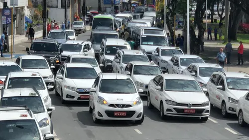 
				
					Taxistas e motoristas do transporte escolar protestam no Centro de João Pessoa
				
				