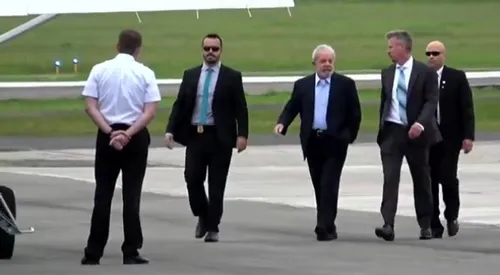 
				
					Lula deixa prisão em Curitiba para acompanhar velório do neto em SP
				
				