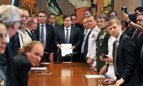 
                                        
                                            Bolsonaro entrega reforma previdenciária dos militares ao Congresso
                                        
                                        