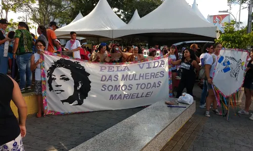 
                                        
                                            'Bloco das Mulheres' faz protesto pelas ruas centrais de Campina Grande
                                        
                                        