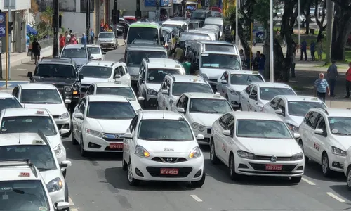 
                                        
                                            Taxistas e motoristas do transporte escolar protestam no Centro de João Pessoa
                                        
                                        