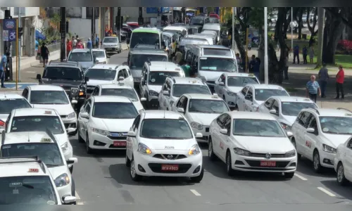 
				
					Taxistas e motoristas do transporte escolar protestam no Centro de João Pessoa
				
				