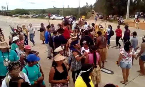 
                                        
                                            Indígenas interditam trecho da BR-101 durante protesto
                                        
                                        