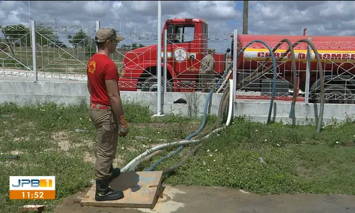 
                                        
                                            Hospitais de CG são abastecidos por carro-pipa e postos de saúde podem fechar
                                        
                                        