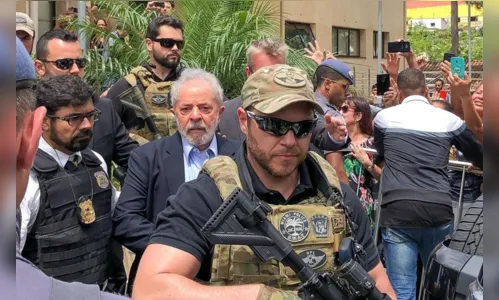 
				
					Lula retorna ao Paraná após participar de velório do neto em São Paulo
				
				