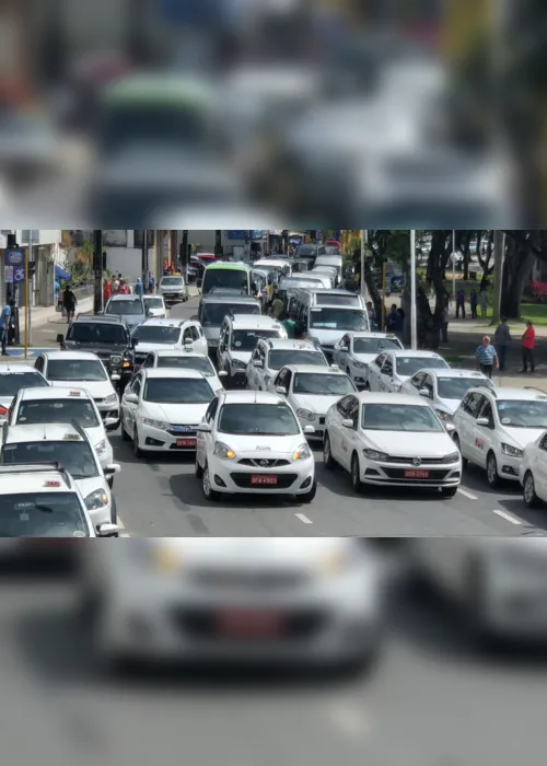 
                                        
                                            Taxistas e motoristas do transporte escolar protestam no Centro de João Pessoa
                                        
                                        