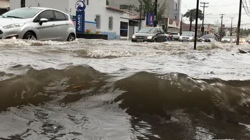 
				
					João Pessoa registra em uma hora 20% da chuva esperada para abril
				
				