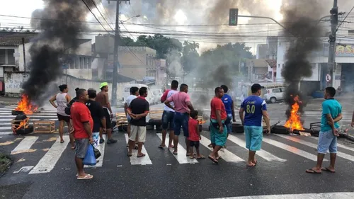 
				
					Comerciantes do Mercado Central de João Pessoa fazem protesto contra ação da Sedurb
				
				