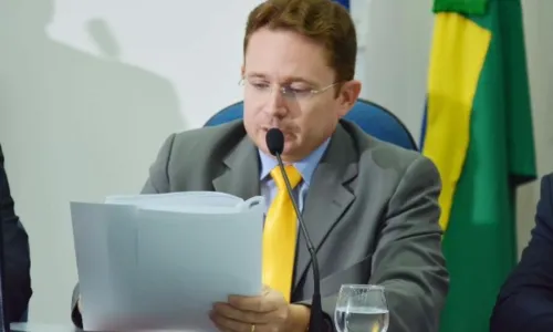 
                                        
                                            Novo prefeito interino de Patos exonera servidores comissionados para economizar
                                        
                                        