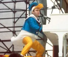 Elton John virou um babaca em 1975 e esqueceu de parar