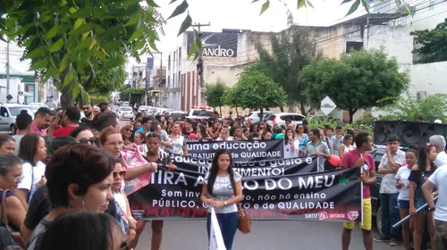 
				
					Instituições de ensino paralisam atividades contra corte de verba do MEC
				
				