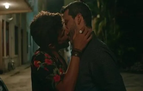 
				
					Ator paraibano comemora beijo gay em seriado 'Sob Pressão', na Globo
				
				