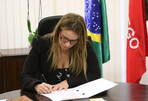 
				
					Daniella apresenta emenda para livrar religiosos de punições por homofobia
				
				