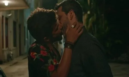 
                                        
                                            Ator paraibano comemora beijo gay em seriado 'Sob Pressão', na Globo
                                        
                                        