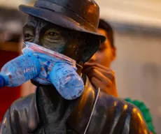 Grupo protesta contra a poluição com máscaras em estátuas de João Pessoa