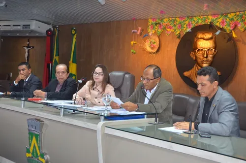 
				
					Câmara de CG aprova LDO 2020 com previsão de R$ 1 bi em receita
				
				