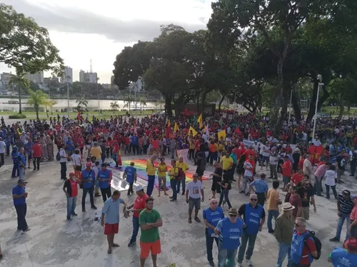 
				
					Dia de 'Greve Geral' termina em João Pessoa com manifestação na Lagoa
				
				