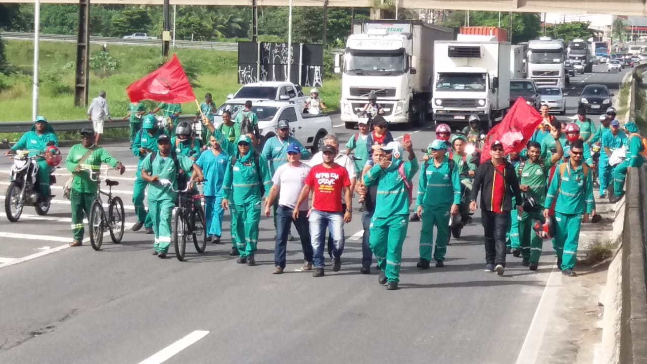 
				
					Dia de 'Greve Geral' termina em João Pessoa com manifestação na Lagoa
				
				