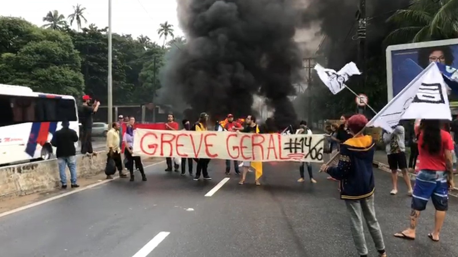 
				
					Dia de 'Greve Geral' termina em João Pessoa com manifestação na Lagoa
				
				