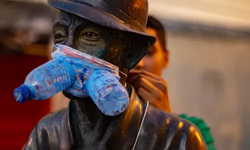 
                                        
                                            Grupo protesta contra a poluição com máscaras em estátuas de João Pessoa
                                        
                                        