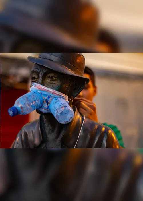 
                                        
                                            Grupo protesta contra a poluição com máscaras em estátuas de João Pessoa
                                        
                                        
