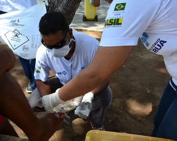 'Consultório na Rua' oferece atendimentos e serviços médicos a moradores de rua de JP