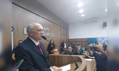 
				
					Vereador Ivanes Lacerda vence eleição para prefeito interino de Patos
				
				