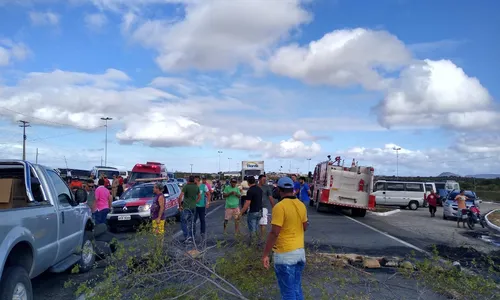 
                                        
                                            Motoristas de transporte alternativo liberam rodovias interditadas
                                        
                                        