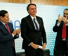 Bolsonaro assina MP que cria carteira de estudante digital gratuita