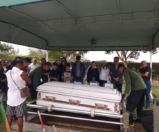 Sob aplausos e homenagens, corpo da escritora Lourdes Ramalho é sepultado