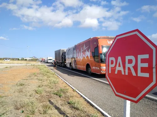 
				
					Motoristas de 'alternativo' bloqueiam rodovias e cobram regulamentação
				
				