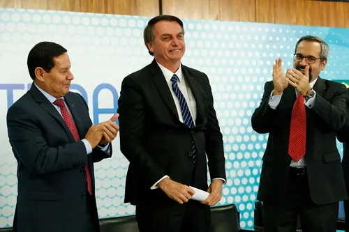 
				
					Bolsonaro assina MP que cria carteira de estudante digital gratuita
				
				