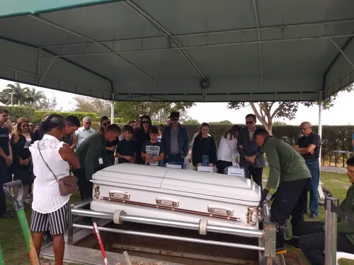 
				
					Sob aplausos e homenagens, corpo da escritora Lourdes Ramalho é sepultado
				
				