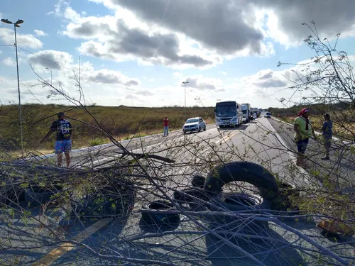 
				
					Motoristas de 'alternativo' bloqueiam rodovias e cobram regulamentação
				
				