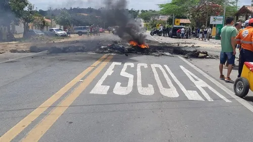 
				
					Moradores bloqueiam BR-104 após morte de duas crianças em Remígio
				
				