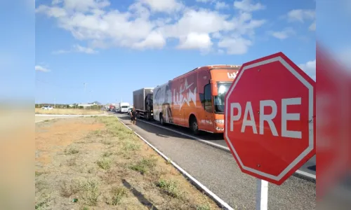 
				
					Motoristas de 'alternativo' bloqueiam rodovias e cobram regulamentação
				
				