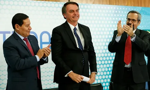 
                                        
                                            Bolsonaro assina MP que cria carteira de estudante digital gratuita
                                        
                                        