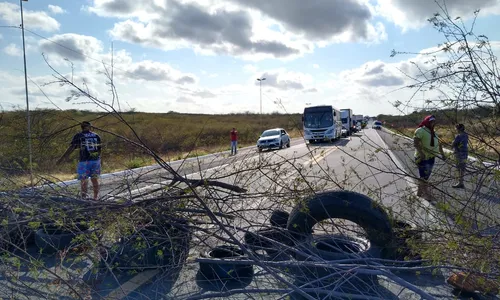 
                                        
                                            Motoristas de 'alternativo' bloqueiam rodovias e cobram regulamentação
                                        
                                        