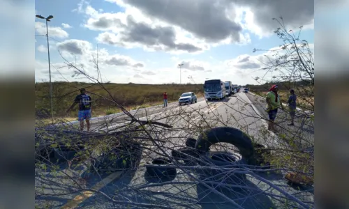 
				
					Motoristas de 'alternativo' bloqueiam rodovias e cobram regulamentação
				
				